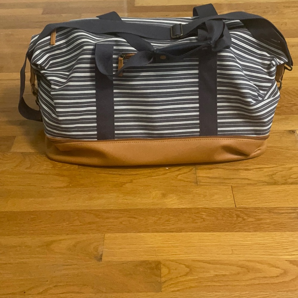 Weekend bag with shoe compartment